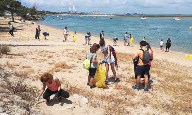 Convocan una gran jornada de limpieza de la playa de Levante, marisma de Los Toruños y caño del río San Pedro