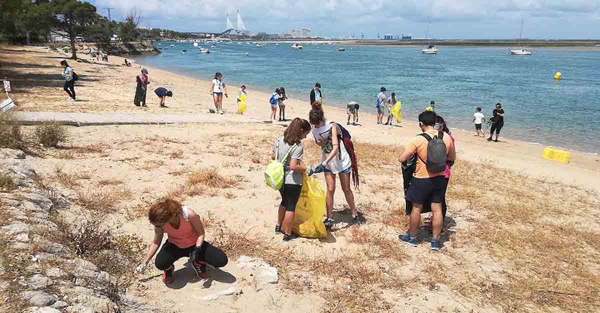 Convocan una gran jornada de limpieza de la playa de Levante, marisma de Los Toruños y caño del río San Pedro