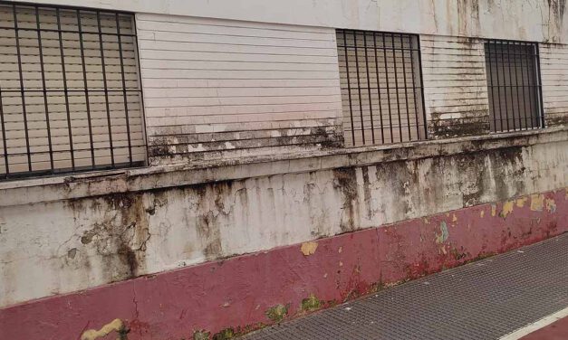 Izquierda Unida exige el arreglo del edificio de la piscina municipal
