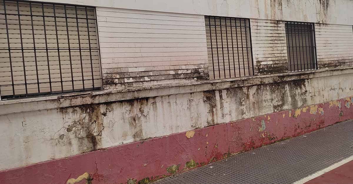 Izquierda Unida exige el arreglo del edificio de la piscina municipal