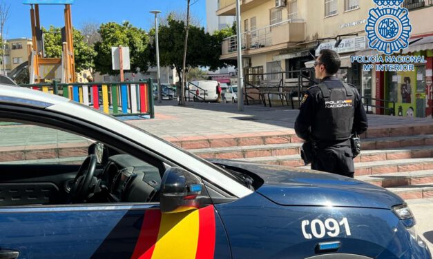 Acaba a golpes con un perro delante de la niña de 12 años que lo paseaba