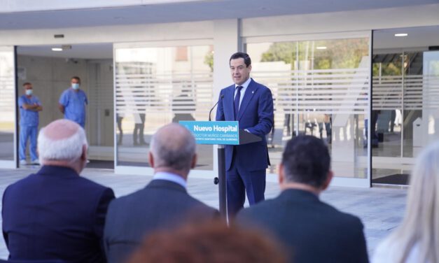 Moreno defiende el esfuerzo por garantizar una sanidad "pública y universal"