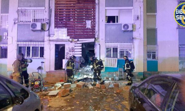 Una explosión provoca dos heridos leves y el desalojo de dos bloques en Sevilla