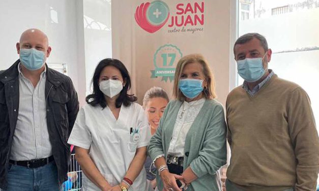 Carmen Lara visita el Centro de Mayores San Juan junto al delegado Alfonso Candón