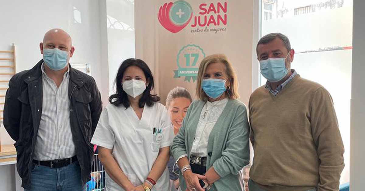 Carmen Lara visita el Centro de Mayores San Juan junto al delegado Alfonso Candón