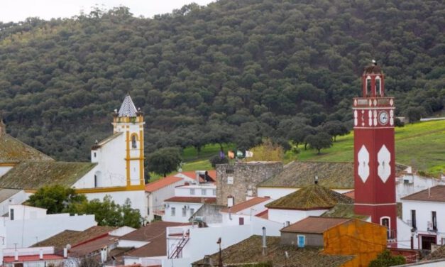 Un incendio en la parroquia de Almadén de la Plata deja dañada a la Virgen de Gracia