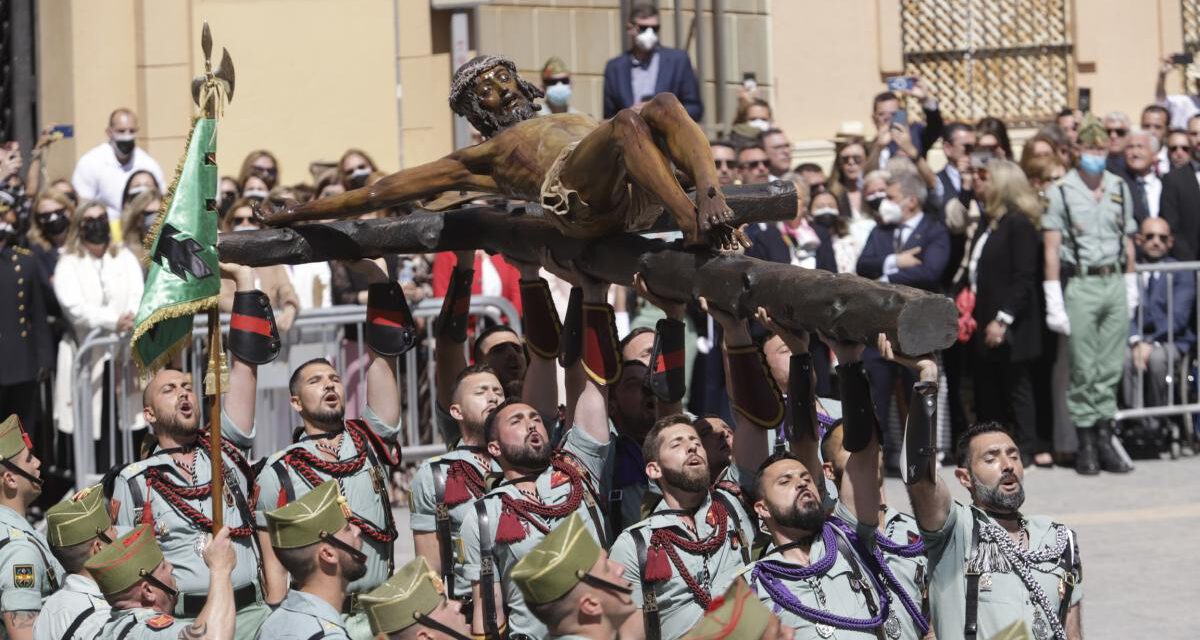 Málaga vive con emoción el traslado del Cristo de Mena por la Legión