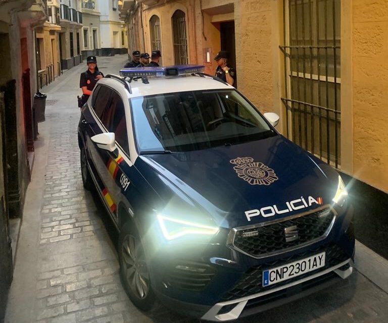 Ingresan en prisión dos hombres que mantuvieron retenida contra su voluntad a una mujer en una vivienda en la calle San Juan