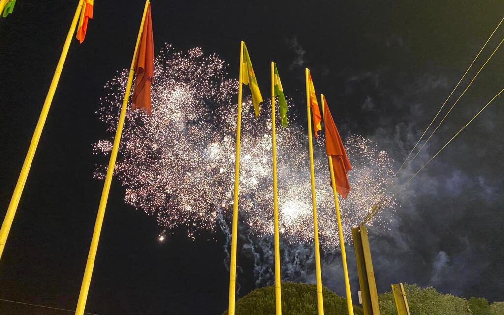 El alumbrado oficial y los fuegos artificiales dan el pistoletazo de salida a la Feria de Primavera