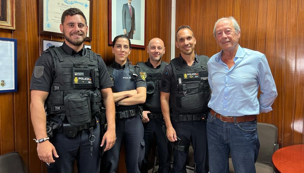 La Policía Nacional recibe un homenaje de un ciudadano al que auxiliaron tras un accidente