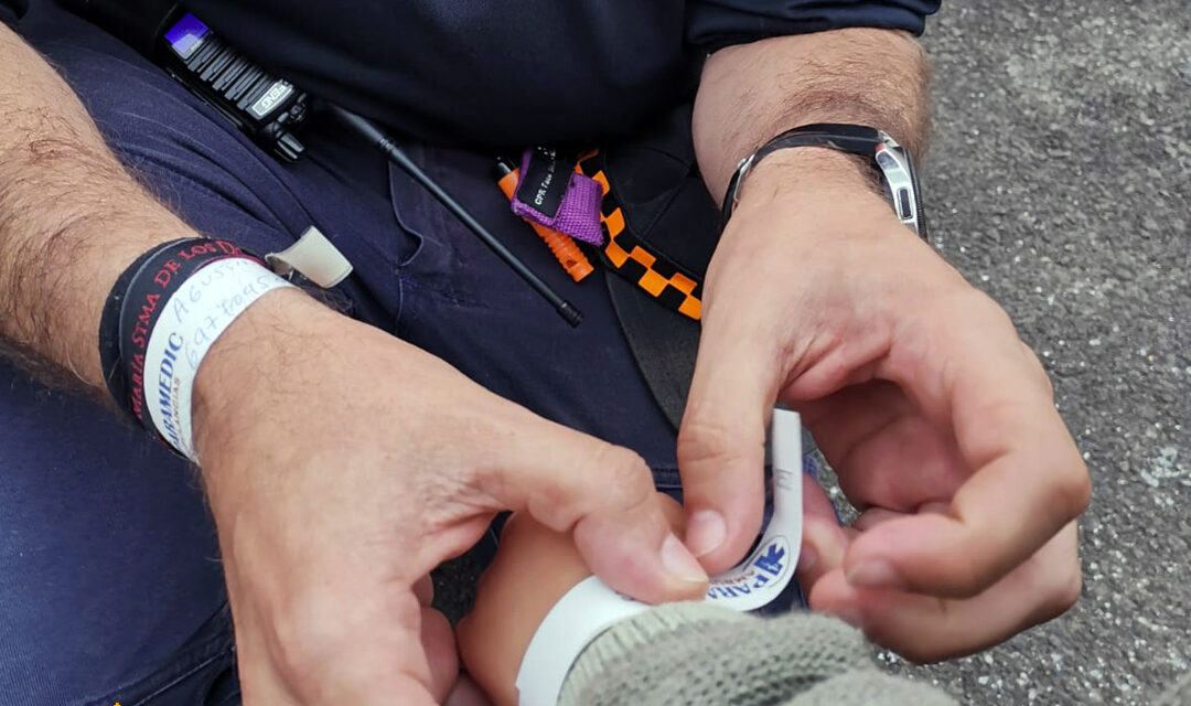 Protección Civil reparte pulseras para identificar a los menores perdidos