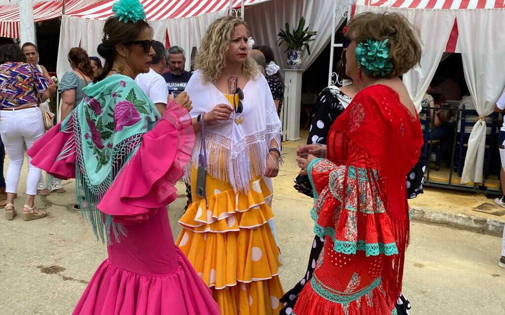 Primer día de encuentros, comidas y sobremesas largas en el recinto ferial Las Banderas