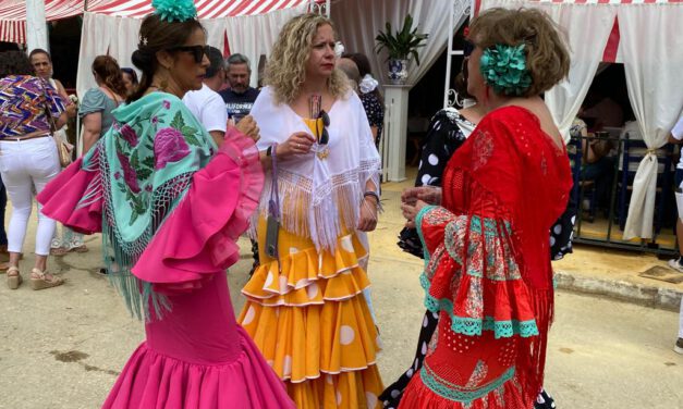 Primer día de encuentros, comidas y sobremesas largas en el recinto ferial Las Banderas