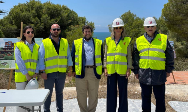 El grupo Armuño coloca la primera piedra de su hotel de cuatro estrellas en Costa Oeste