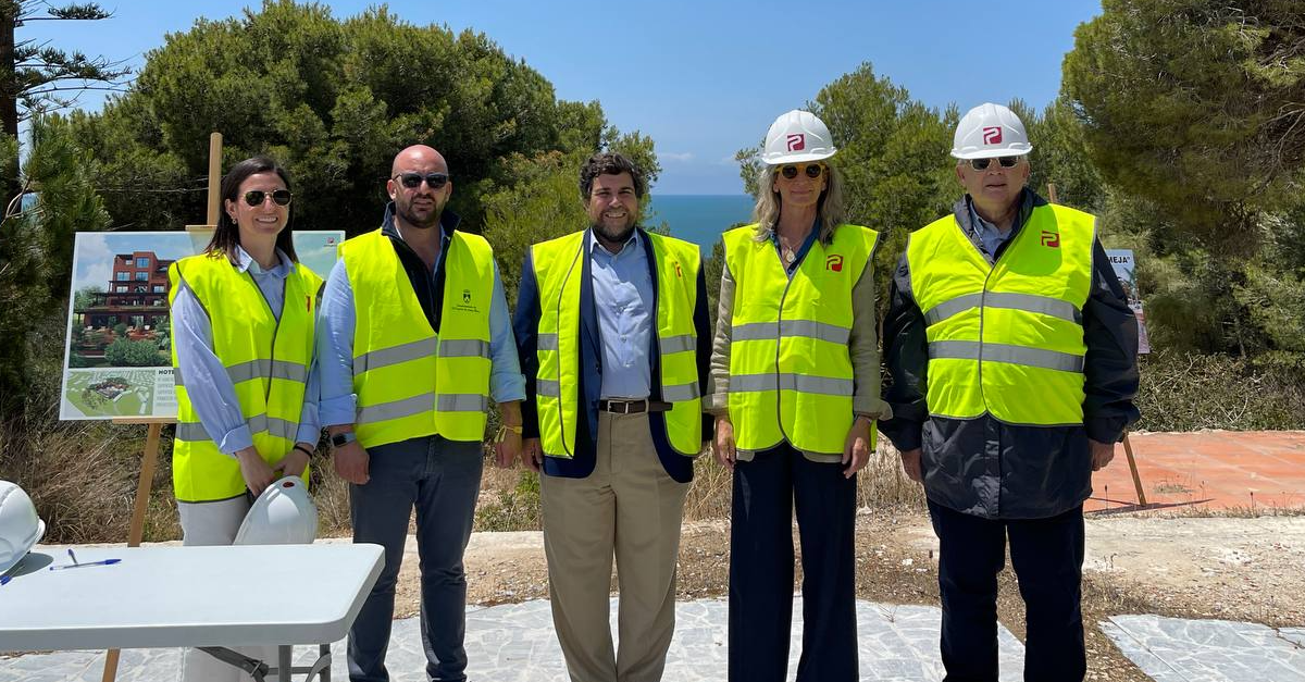 El grupo Armuño coloca la primera piedra de su hotel de cuatro estrellas en Costa Oeste