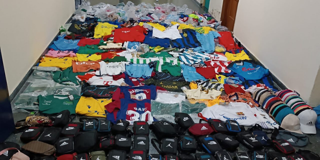 La Policía Local incauta productos procedentes de la venta ambulante ilegal y dulces en la playa de Valdelagrana