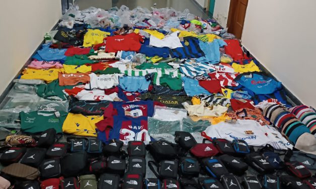 La Policía Local incauta productos procedentes de la venta ambulante ilegal y dulces en la playa de Valdelagrana