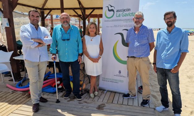 El programa Hidrosport alcanza su mayoría de edad garantizando playa y baño a personas con movilidad reducida