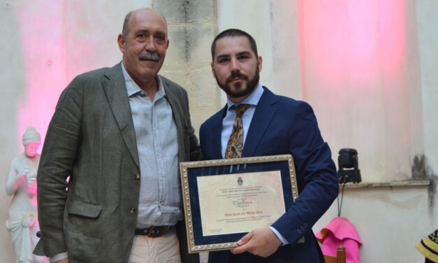 Juan de Mesa describe la importancia de los toros en su vida ante un auditorio que llenó el Hospitalito