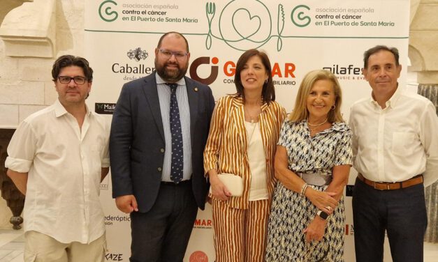 Más de 300 personas apoyan a la Asociación Española contra el Cáncer en su cena solidaria