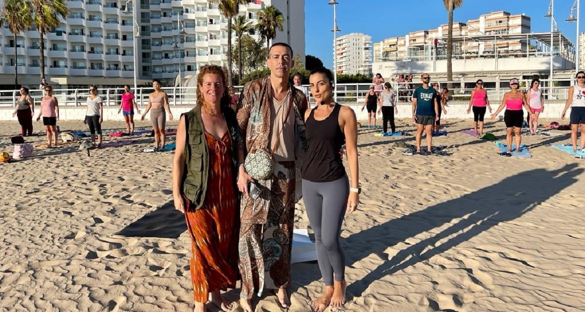 La actividad 'Yoga al atardecer' recauda 350 euros para Cemuproan