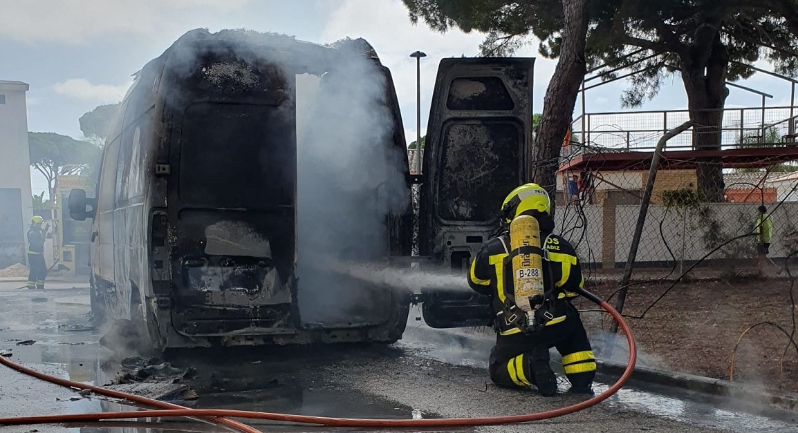 Bomberos extinguen una furgoneta ardiendo en la calle Cepa, en el supermercado Cash García
