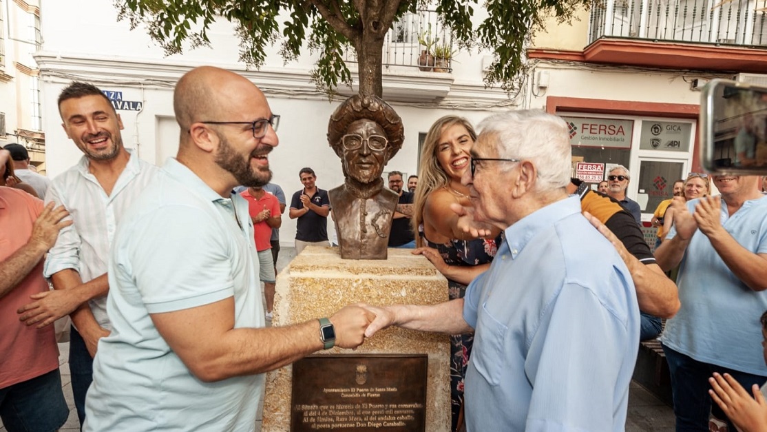 Diego Caraballo ya luce su busto en la plaza Juan Gavala