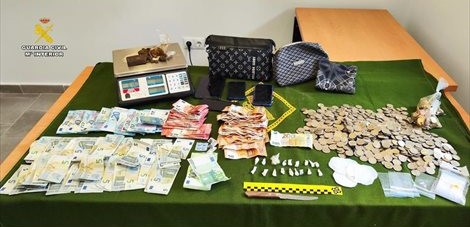 Desmantelado un punto de venta de droga en Los Barrios con la detención de dos personas