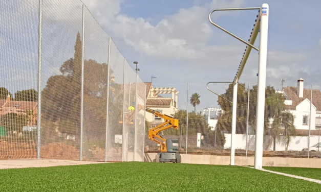 El Ayuntamiento adjudica a Firmes y Carreteras el cerramiento del campo de fútbol de El Águila