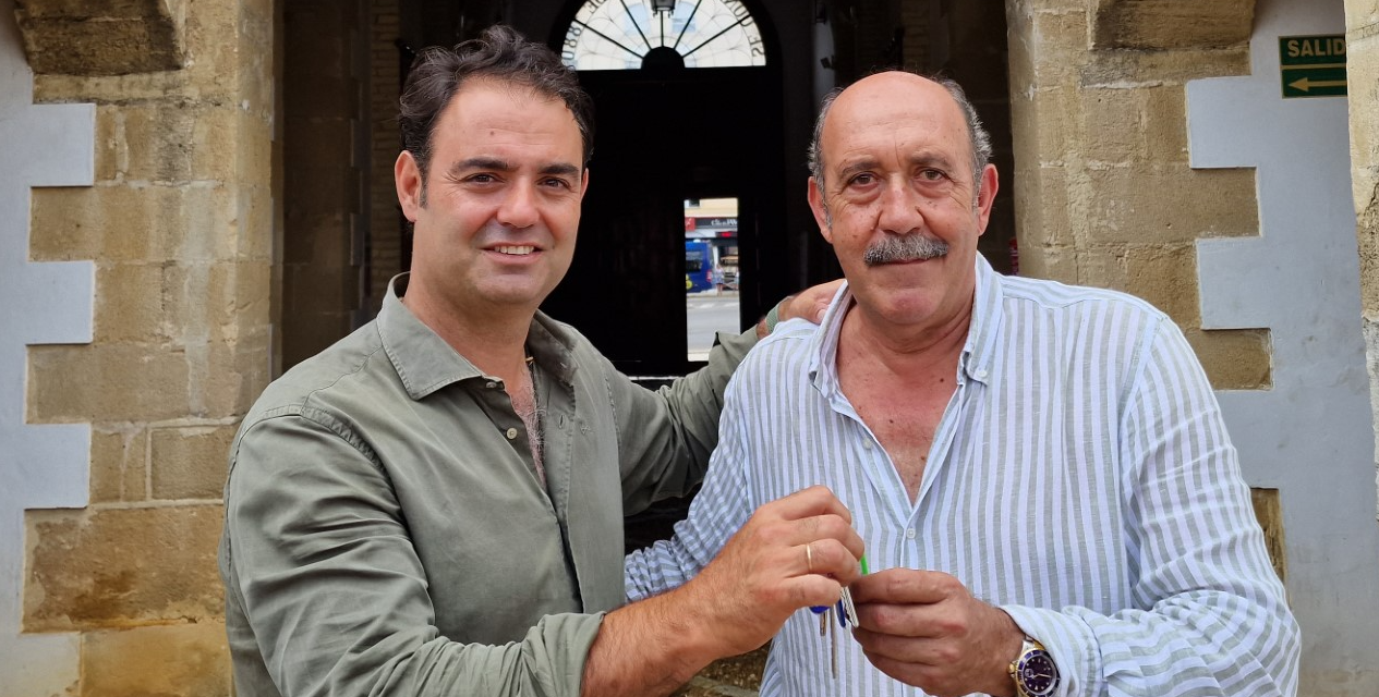 Carmelo Navarro entrega las llaves de la Plaza Real a Circuitos Taurinos