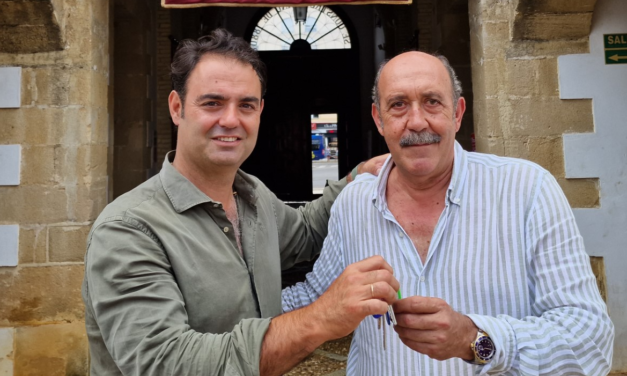 Carmelo Navarro entrega las llaves de la Plaza Real a Circuitos Taurinos