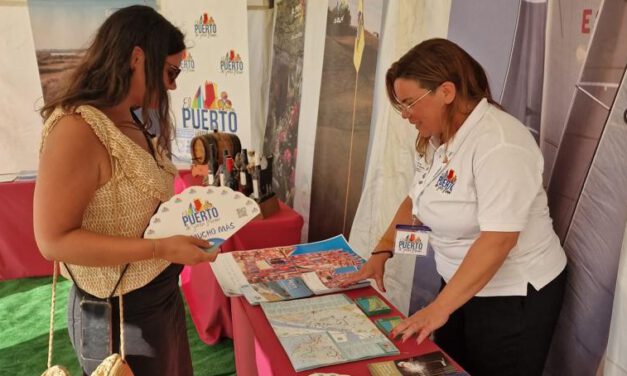 El Ayuntamiento muestra las excelencias de la ciudad en un stand en la Base Naval de Rota