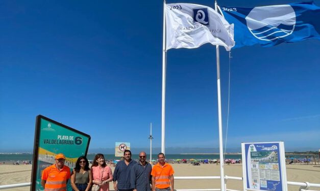 El litoral ya ondea sus cinco banderas azules, símbolo de garantía de calidad de las playas