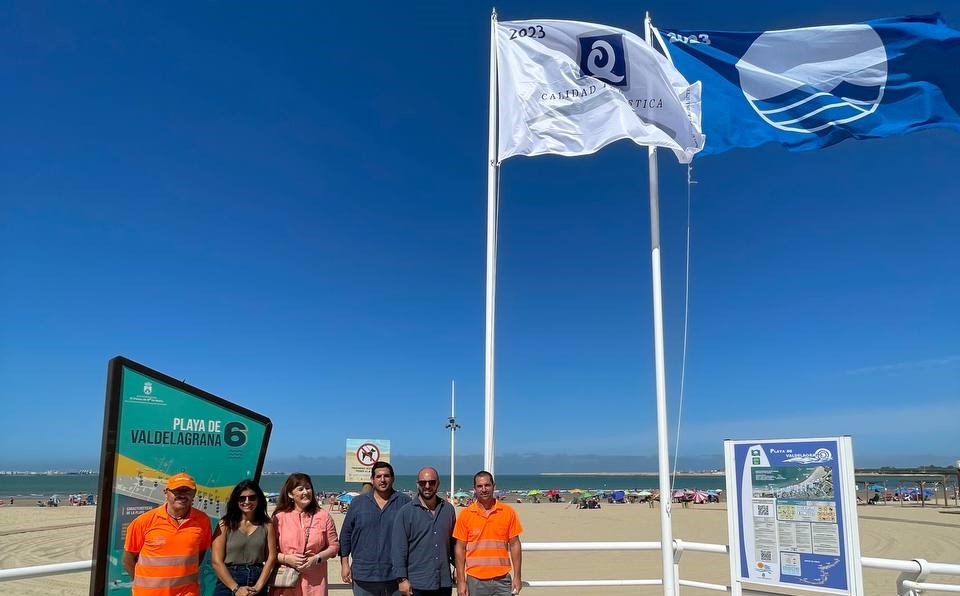 El litoral ya ondea sus cinco banderas azules, símbolo de garantía de calidad de las playas