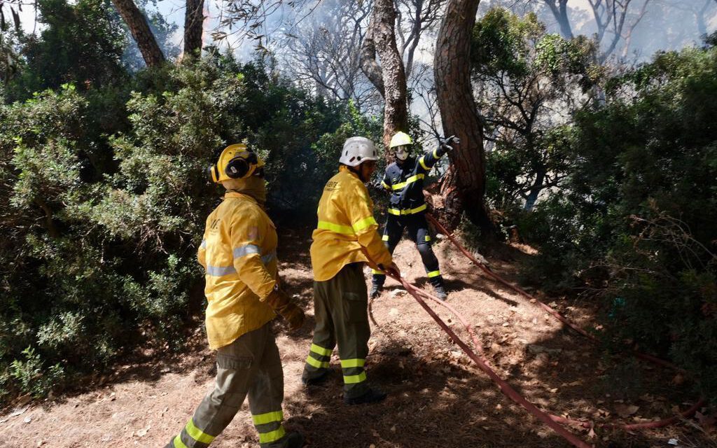 Ascienden a más de 40 los heridos leves por el incendio forestal de Puerto Real