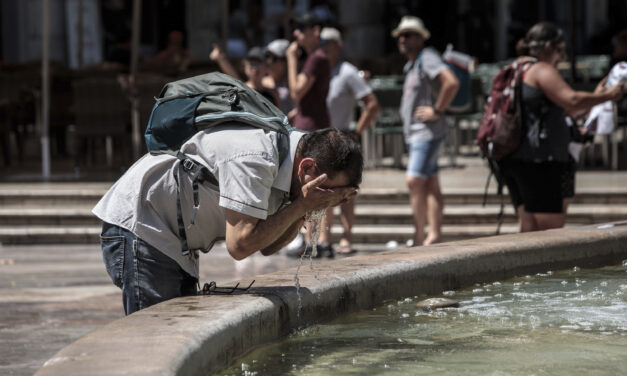 Avisos por calor en cinco provincias andaluzas y por fuerte oleaje en Cádiz