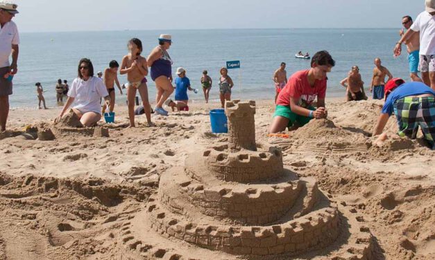 La playa de El Buzo acoge este miércoles un nueva edición del "Concurso de Castillos de Arena"