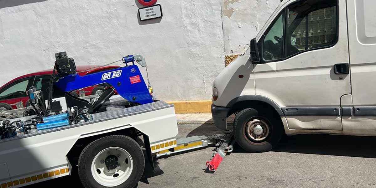 La Policía Local recupera una furgoneta que figuraba como sustraída y un ciclomotor robado