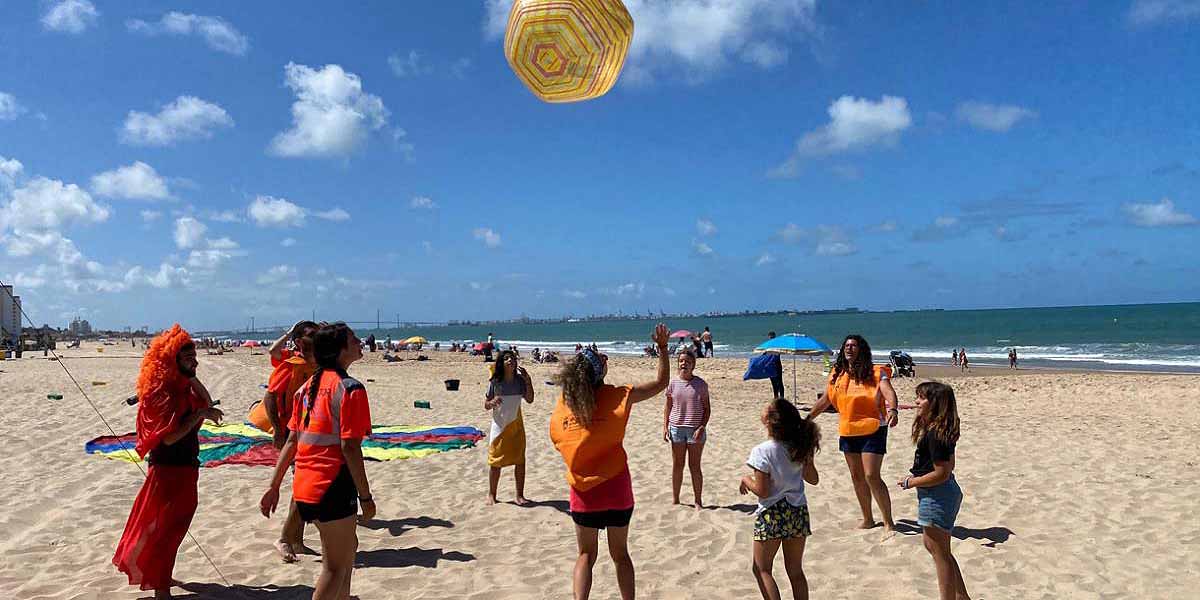 Disney Vuelabola aterriza dentro de su gira de verano en las playas de La Puntilla y Valdelagrana