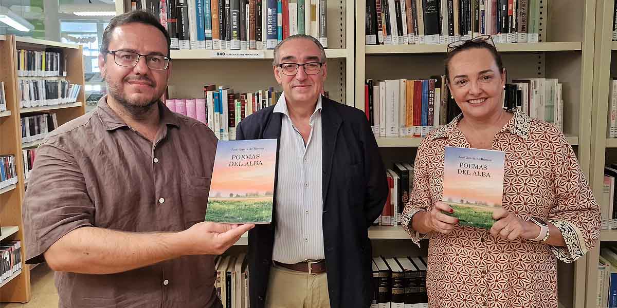 García de Romeu dona a la Biblioteca dos ejemplares de “Poemas del alba”, su libro más reciente