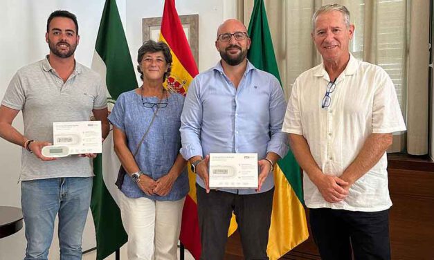 El Colegio de Veterinarios de Cádiz hace entrega al Ayuntamiento de El Puerto de 10 lectores de microchips para mascotas