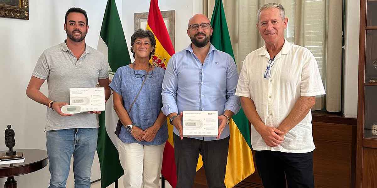 El Colegio de Veterinarios de Cádiz hace entrega al Ayuntamiento de El Puerto de 10 lectores de microchips para mascotas