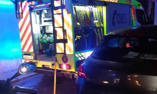 Bomberos intervienen en un incendio en una vivienda en calle Espelete