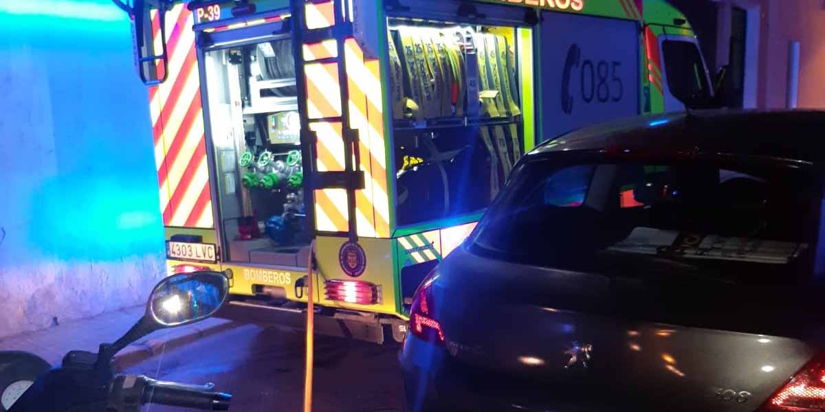 Bomberos intervienen en un incendio en una vivienda en calle Espelete