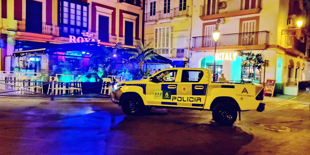 La Policía Local refuerza sus patrullas a pie por las calles del centro de El Puerto