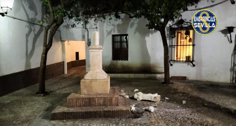 Destrozan durante la noche el crucero de la plaza de Santa Marta en el centro de Sevilla