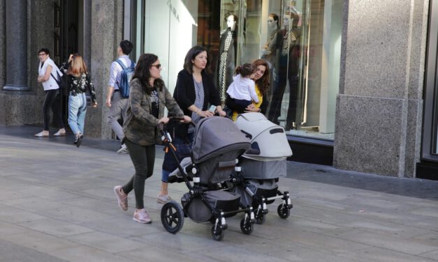 El gasto en prestaciones por nacimiento sube hasta septiembre un 4%, a 2.546 millones