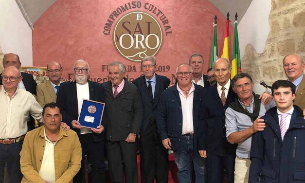 El Puerto homenajea a Paco Ragel, sempiterno mozo de espadas del maestro Galloso