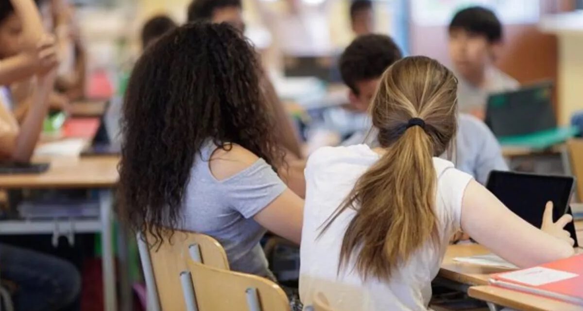 Andalucía prohíbe la venta de bebidas energéticas a menores y limitará el móvil en aulas