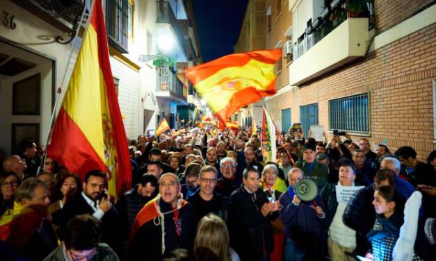 Más de un millar de personas protestan contra la amnistía en la sede del PSOE-A